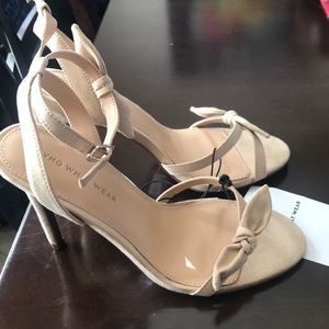 NWT: Open toe tan bow heels